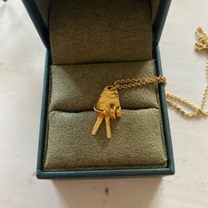 Maria nilsdotter halsband - Ett iprincip oanvänt halsband från Maria Nilsdotter! Säljs inte längre. Säljer pga att jag ej använder!