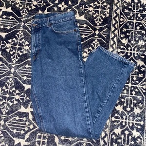 BLÅ JEANS - Blå baggy jeans, 90cm i midjan och 84cm innerbenslängd, 80kr + spårbar frakt 