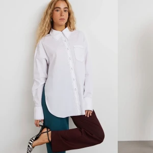 Vit skjorta ifrån Hobnob x Gina Tricot S - Vit oanvänd skjorta ifrån Hobnob x Gina Tricot stl:S Skick: nyskick