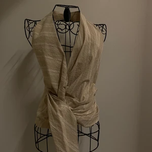 Så snygg Halterneck! - 💙- Säljer denna sjukt snygga somnar-Topp från Zara i linne tyg. Aldrig använd. Köpt på Zara i vintras för 299kr. Hör av dig på dm om intresserad eller frågor💕