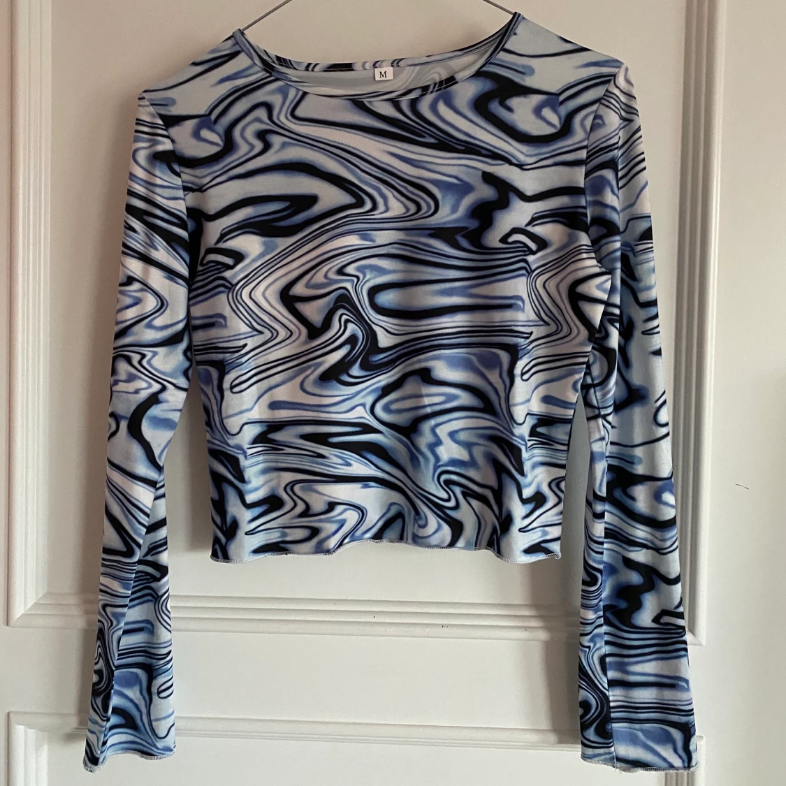 Långärmad tröja med blåvitt vågmönster 