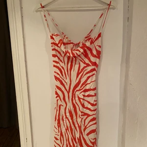 Bershka klänning  - Klänning från bershka str XS, lite skrynklig då den legat nedpackad i sommarlådan. Tyvärr blivit för liten för mig.