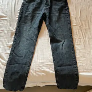 Ett par mörka snygga jeans från kavre med loose fit modell. Använd några gånger men i bra skick! Har ni frågor så är de bara att kontakta mig! 