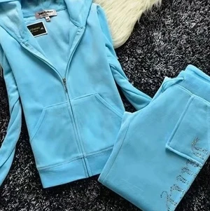 Juicy set blå - Hej jag säljer pga för stora på mig som är 155 annars älskar jag dem, köpte dem innan på plick. Jag älskar färgen. pris kan diskuteras, vill ni ha fler bilder skriv till mig💕💕