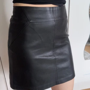 Läderkjol - Skinnimitation, knappt använd så i super skick!