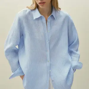 Säljer en Massimo Dutti skjorta i färgen blå men vita ränder i storleken M. Använt enbart 2 gånger. Säljer för att den bara står i garderoben och kommer inte längre till användning. Önskas fler bilder, vänlig skriv.❤️ Frakt tillkommer på 45kr