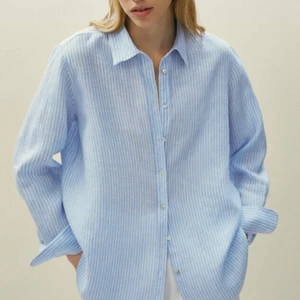Massimo Dutti skjorta M - Säljer en Massimo Dutti skjorta i färgen blå men vita ränder i storleken M. Använt enbart 2 gånger. Säljer för att den bara står i garderoben och kommer inte längre till användning. Önskas fler bilder, vänlig skriv.❤️ Frakt tillkommer på 45kr