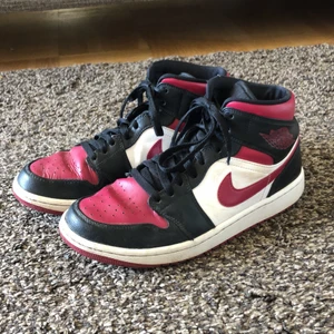Röda Jordans - Säljer mina röda jordans då jag inte får användning av dom💕Storleken i skorna är 42 men de är små i storleken så de passa perfekt till mig som har storlek 40 vanligtvis💕Dom är använda ett fåtal gånger men ganska creasade då ja köpte dom begagnade!