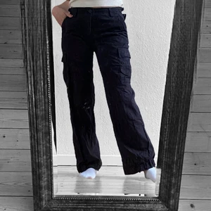 Cargopants - Snygga svarta cargopants i strl 38/M, i mycket bra skick! Det går att dra åt/gör de större i midjan❣️ Jag är 164 cm lång. 