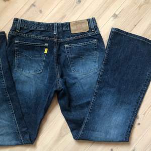 Jättefina jeans i bootcut/ flare modell, köpta secondhand men aldrig använda då de var för stora, storlek w30/l34 💖 små slitningar längst ner på benen men annars jättefint skick! Midjemåttet är 78 och innerbenslängden 80 cm!