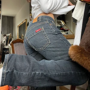 Jeans från Only - Jättefina jeans från Only! Lågmidjade med bootcut/raka ben! Kommer inte till användning men passar mig som brukar ha 36/s i byxor❤️ Är 165 men de är ca 5 cm för långa❤️ BUD: 400
