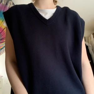 stickad väst - oversize mörkblå stickad väst, inget märke eller storlek men skulle säga XL! köpt second hand och är i jättefint skick:)