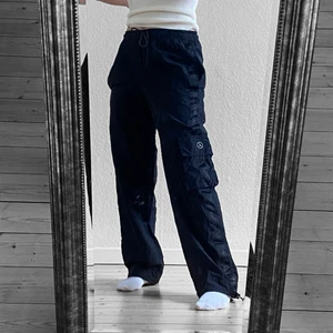 Cargobyxor - Snygga cargobyxor/träningsbyxor i oversized stil i lite tunnare material, märket är Jordans 👑 byxorna är Svarta men ser ut att vara marinblå på bilderna! Jag är 164cm lång ❣️ Säljer även ett par andra svarta cargobyxor, kolla i mitt flöde
