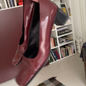 Röda skor  - Röda klackar från humana 