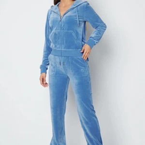 Juicy couture - jag säljer mitt juicy couture set, Byxor är i M och tröja i S, köpt på Jolina i borås (märkesbutik) bud över 1000  budgivningen avslutas 7 maj! om du vill köpa direkt så är priset 1700♥️