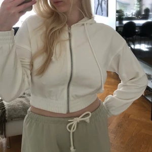 Vit croppad hoodie - Vit croppad hoodie i storlek M från Gina Tricot! Men skulle säga att den också passar S. Den är i väldigt bra skick då den endast användts två gånger🥰😍❤️