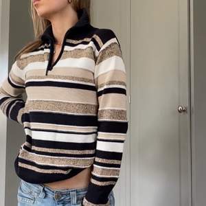 Säljer den här fina randiga zip-tröjan! Endast använd ett fåtal gånger och är i jättebra skick💗 kan mötas upp eller frakta