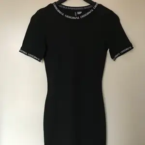 Säljer nu denna tighta klänning som endast är använd en gång! Den är köpt på H&M för ett tag sedan! Tveka inte att höra av dig om du skulle undra något eller om du vill ha fler bilder!