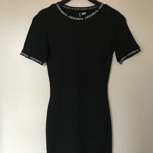 H&M divided svart klänning stl S - Säljer nu denna tighta klänning som endast är använd en gång! Den är köpt på H&M för ett tag sedan! Tveka inte att höra av dig om du skulle undra något eller om du vill ha fler bilder!