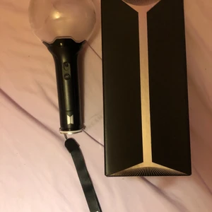 BTS ARMYBOMB LIGHTSTICK!  - Officiell lightstick som jag köpte på bts konsert! Perfekt skick och kommer med photocards (ingen jk) Och med freebies :p Lådan inkluderas! 