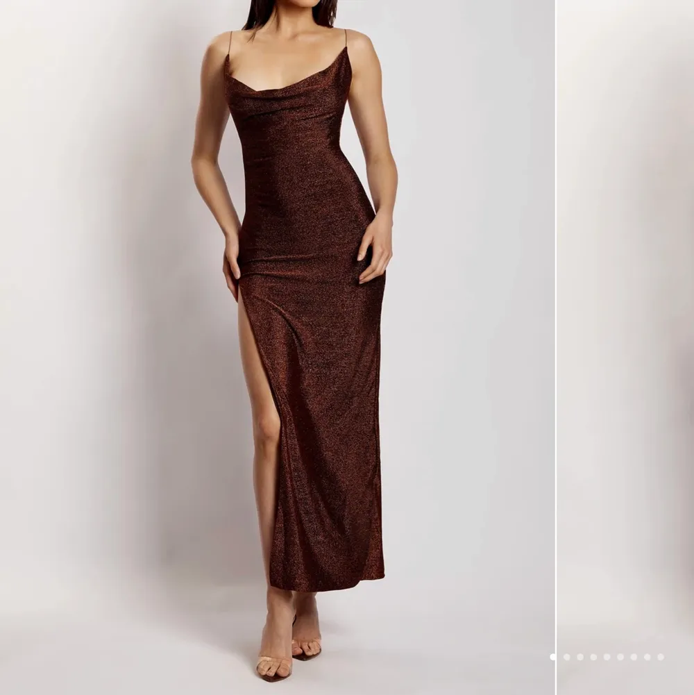 Säljer denna magiska klänning från Meshki😊 den är brunglittrig och verkligen lyser i solen! Stl M. Klänningar.