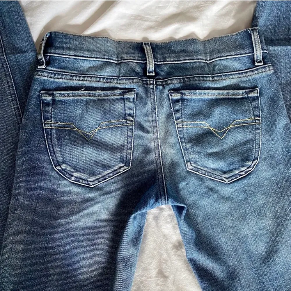 Jättefina jeans från diesel som är köpta här på Plick, tyvärr passade de inte mig så får sälja vidare de. De är lågmidjade och passar både långa och korta. De har vart uppsydda så man kan lätt sy upp de igen om det behövs. Kan tyvärr inte skicka bilder på hur de sitter då de inte passade mig. 💕. Jeans & Byxor.
