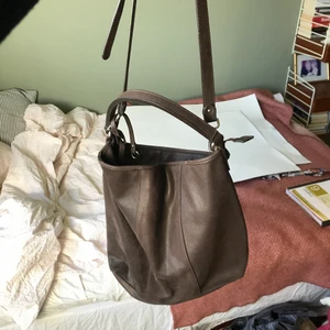 Skinnväska  - Snygg brun skinnväska från gianni chiarini med flera prima fack i !! Köp snabbt skänker bort inom snart 