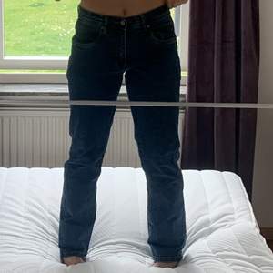 Snygga jeans som tyvärr är lite för stora. Är från mansavdelningen men passar även mig som är en M. 