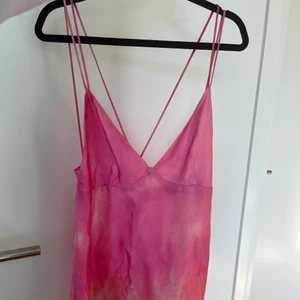 Super söt klänning från zara - Snygg miniklänning från zara med korsade band i ryggen! Fina färger och använd ca 2 gånger. 