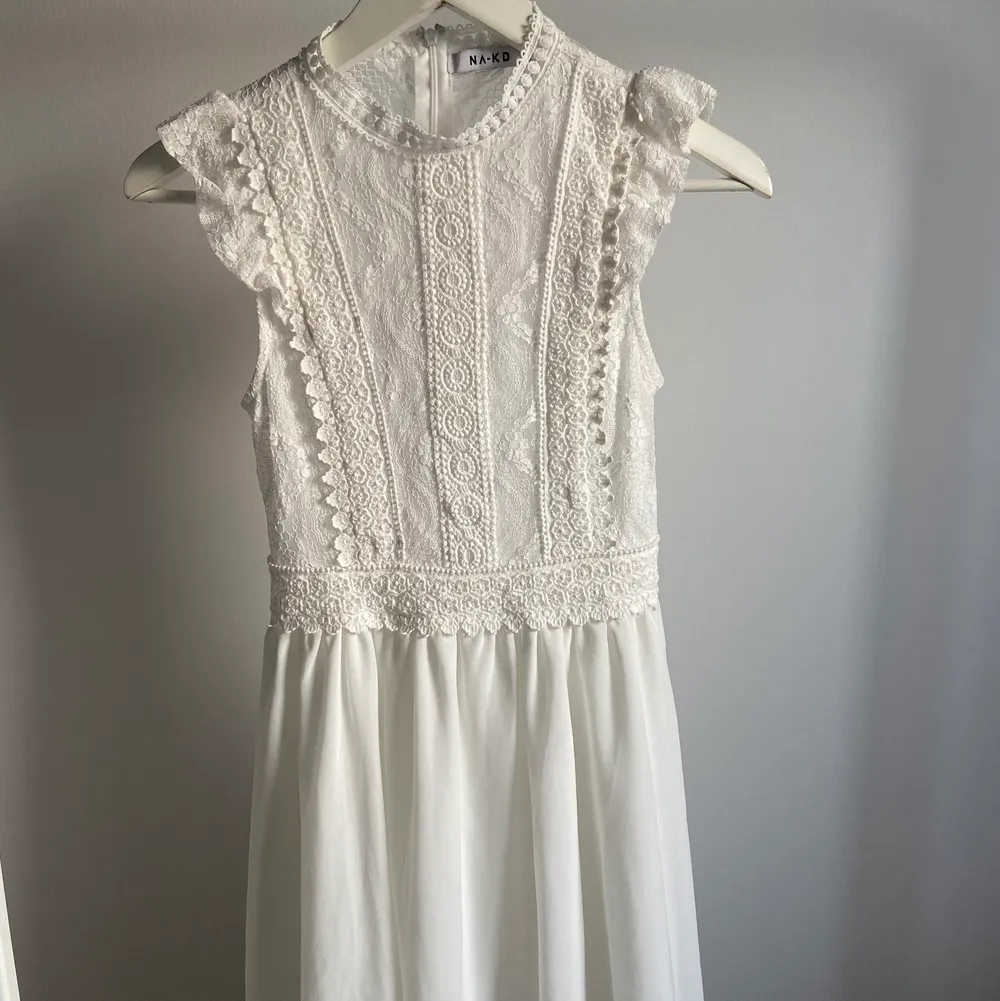 En extremt fin vit klänning ifrån NA-KD💙 150 kr + frakt . Klänningar.
