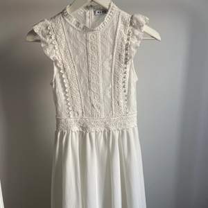En extremt fin vit klänning ifrån NA-KD💙 150 kr + frakt 