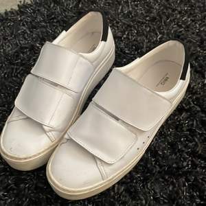Vita sköna sneakers med resår, storlek 39,knappt använda men putsar upp skorna om det är någon som är intresserad! 