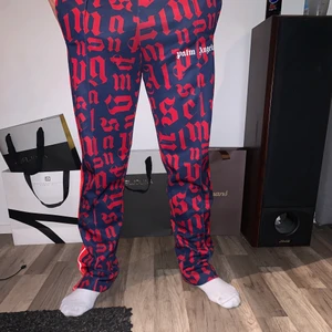 Palm angels strl M - Byxorna är i storlek M och passar folk som är mellan 170-180. Skicket på byxorna är 8,5/10 då det är använda en del. Kvitto finns och säljer dessa för 2000kr. Nypris 3800 på farfetch.