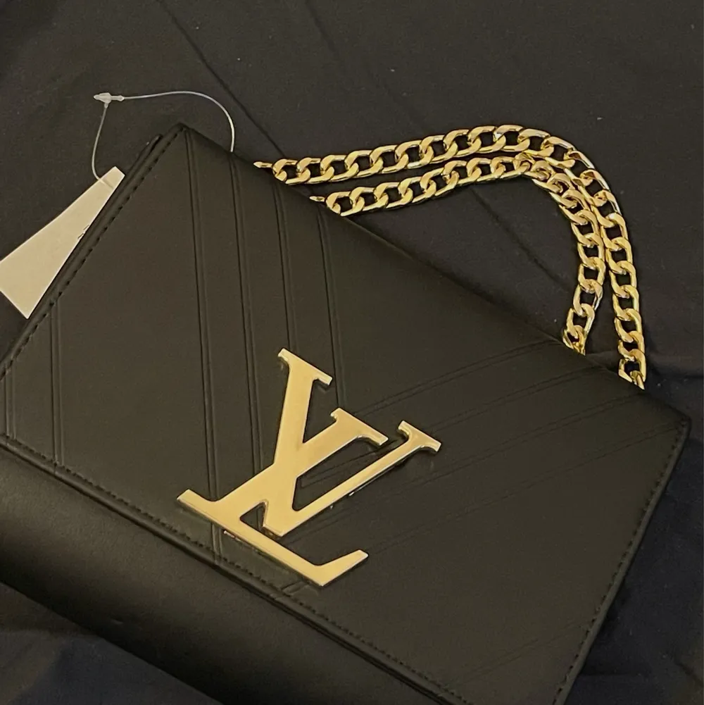 Louis Vuitton väska, a kopia och aldrig använd. De går att göra kedjan längre så oroa er inte för att den ska vara för kort. Säljs för att jag redan har många väskor.. Väskor.