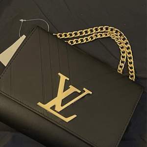Louis Vuitton väska, a kopia och aldrig använd. De går att göra kedjan längre så oroa er inte för att den ska vara för kort. Säljs för att jag redan har många väskor.