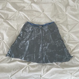 Satinkjol - Super fin kjol som både kan vara högmidjad och lågmidjad! Perfekt till sommaren🌸  !!!!!KOLLA MIN BIO INNAN NI SKRIVER T MIG!!!