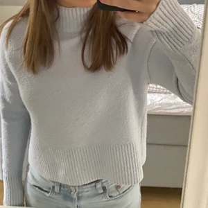 & other stories  - Säljer denna ljusblåa tröja från & other stories då den blivit för liten. Den är i jätte fint sick då den endast använts fåtal gånger. Storlek xs men passar både s/xs. Köpte för 399 säljer för 100💙💙