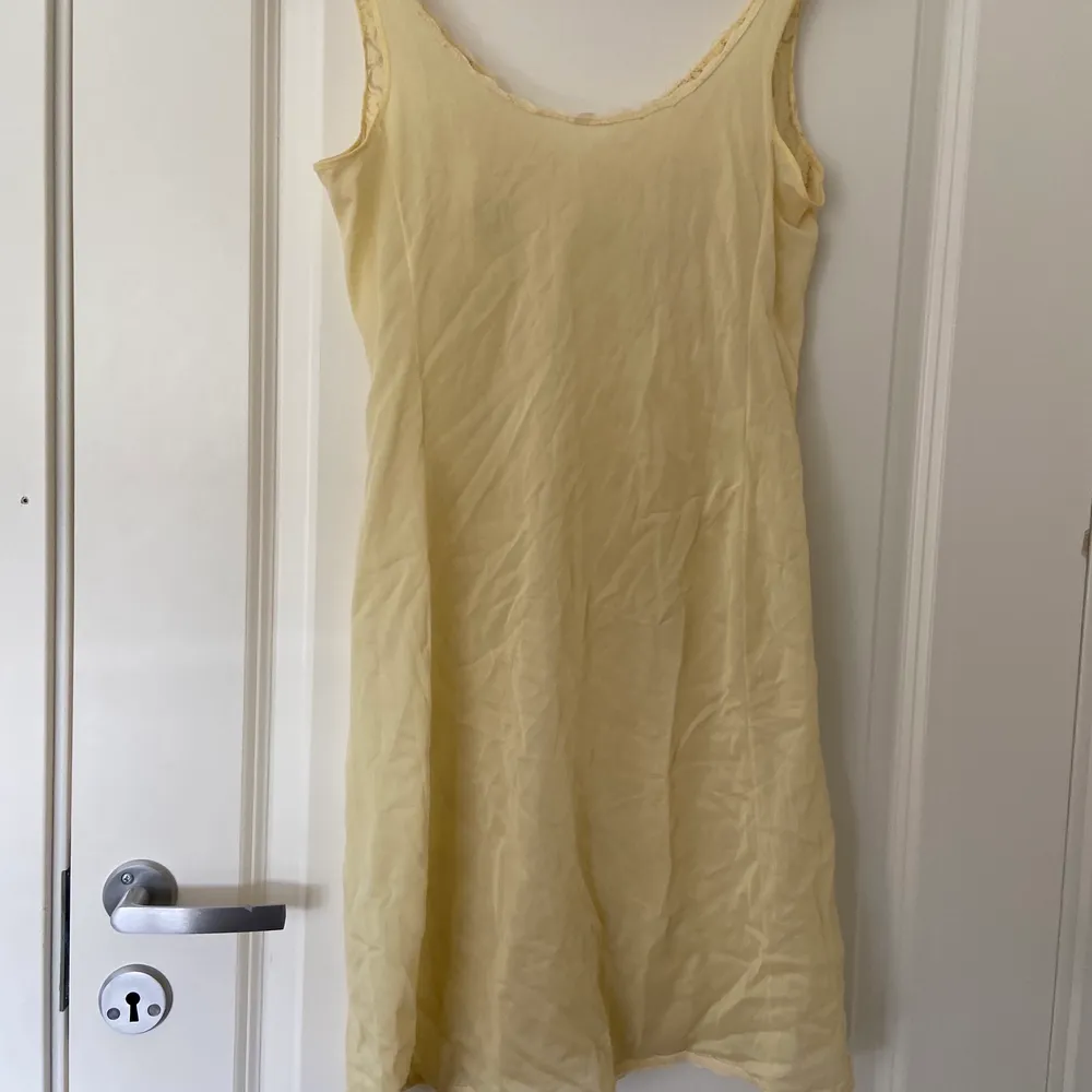 Superfin gul klänning! Köpt på beyond retro och säljs för att den har blivit för liten. Den är genomskinlig men om man har en underklänning så borde de funka! Hör av dig om du har några frågor eller liknande💕. Klänningar.