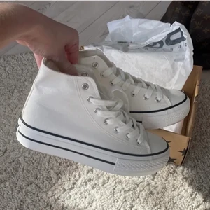 Vita tygskor - Säljer dessa vita tygskor i storlek 39. Helt oanvända. 