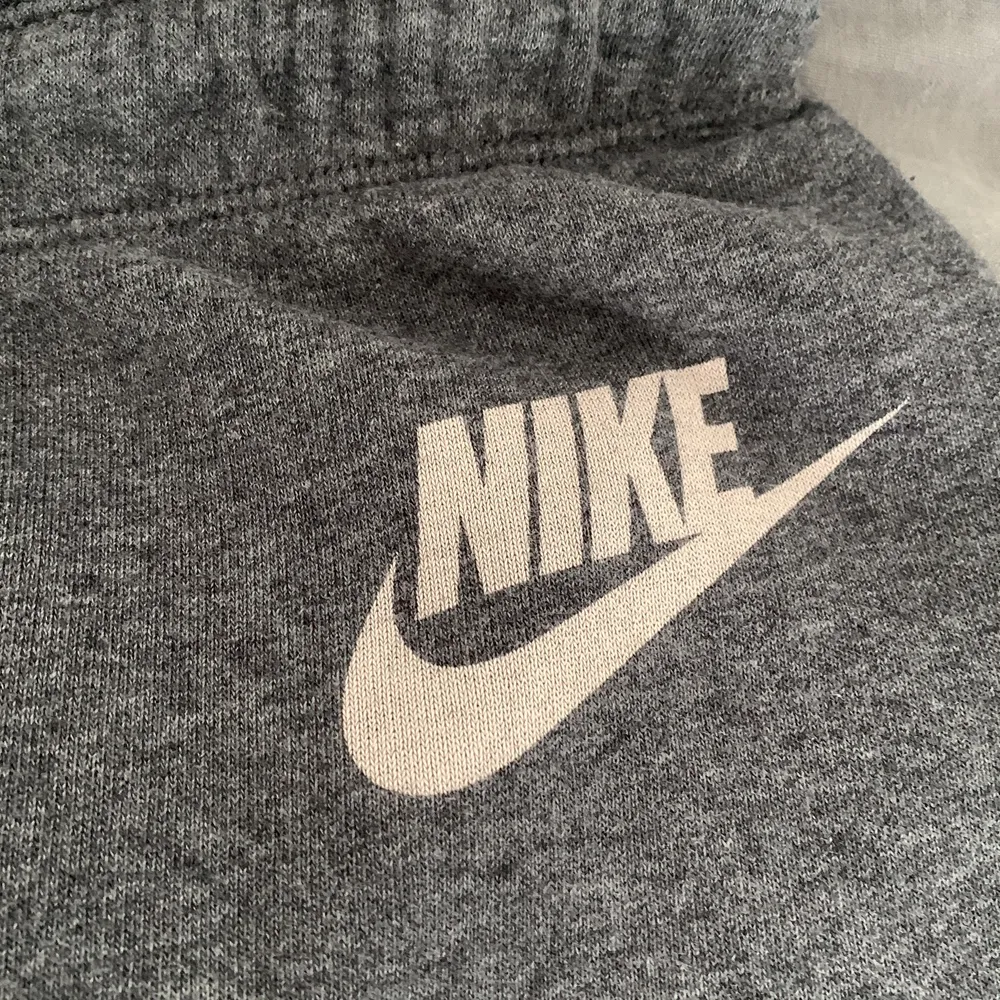 Coola mjukis byxor från Nike som är lågmidjade.köparen står för frakt. Jeans & Byxor.