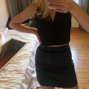 Skinnkjol - Svart skinnkjol från hm i storlek 32. 