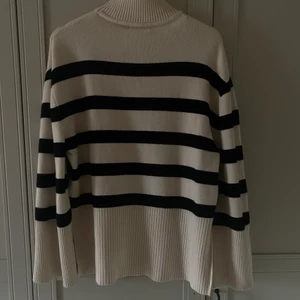 Stickad tröja - Fin stickad tröja från BikBok✨ Storlek S, säljs för 150kr(jag betalar frakt)💗