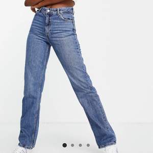 Säljer dessa snygga jeansen från Asos, köptes ganska nyss så dem är i ett bra skick❤️hör av er vid intresse!