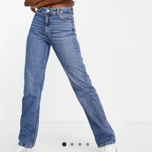 Blå Jeans  - Säljer dessa snygga jeansen från Asos, köptes ganska nyss så dem är i ett bra skick❤️hör av er vid intresse!