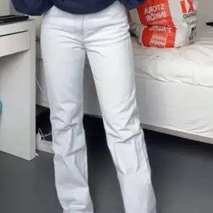 Fina jeans från weekday i modellen rowe. De är inte helt vita utan väldigt ljusblåa, färgen är som på första bilden. Storlek 28/30 och är avklippta då de var lite längre än vad de brukar vara. Innerbenslängden är ca 75 cm. 