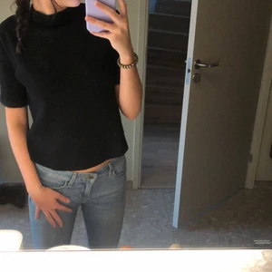 Stickad tröja - Säljer denna svin snygga eftertraktade kortärmade stickade tröjan från Zara (pris kan diskuteras)💗