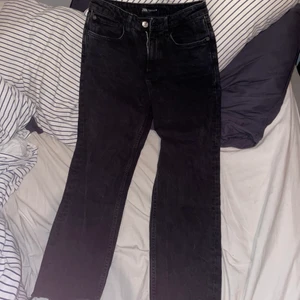 Jens - Ett par jens som sitter pösigt hela vägen! Fina men använda