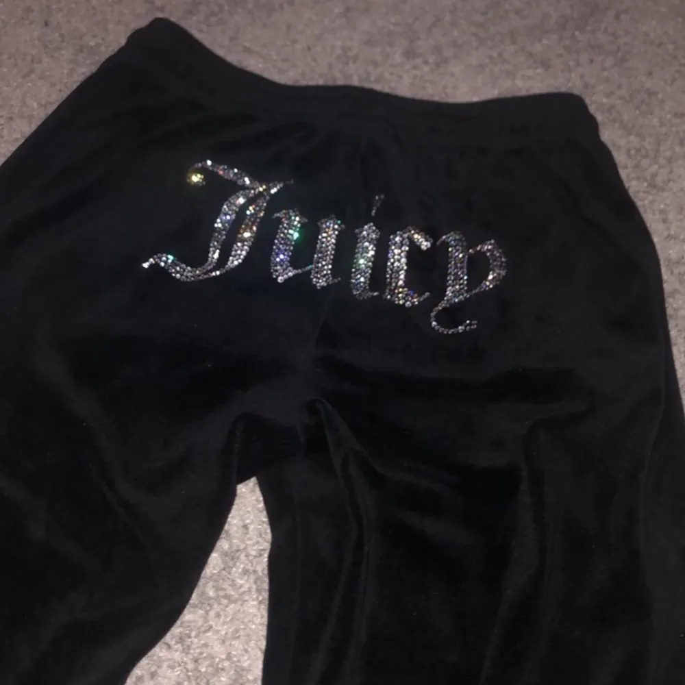 Svarta juicy couture byxor i nyskick⚡️💫💗 Jättefina byxor som är mjuka och sköna med ”Juicy” skrivet där bak💗 Skriv gärna om du har någon fråga eller fundering☺️🤍 (DIREKTPRIS: 500kr). Jeans & Byxor.