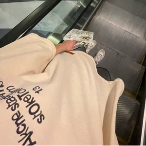 Acne Studios T-Shirt - Intressekoll :) Slutsåld acne t-shirt i tjockare tyg. Använt fåtal gånger. Storlek xs men skulle säga att den passar allt från XS-L beroende på hur man vill att sen ska sitta. Själv brukar jag ha S.