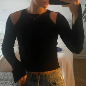 Zara långarmad tröja  - Säljer den ribbade svarta tröjan från zara, använd en gång, den har en snygg urringning vid axlarna och en snygg slits vid armen, materialet har en väldig bra kvalitet.. säljer pga att den inte sitter så bra på mig. Den finns inte kvar på zara längre. nypris ca 300kr,💞✨💞✨ är lite liten i storleken
